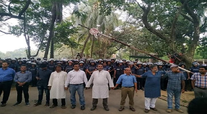 পুলিশের সামনে শিক্ষকদের মানব দেয়াল শিক্ষার্থীদের রক্ষায় পুলিশের সামনে শিক্ষকদের মানব দেয়াল শিক্ষার্থীদের রক্ষায়