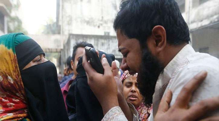 চকবাজারে আগুন : মৃত্যুর সময় একসাথে জড়াজড়ি অবস্থায় ছিলেন দুই ভাই চকবাজারে আগুন : মৃত্যুর সময় একসাথে জড়াজড়ি অবস্থায় ছিলেন দুই ভাই
