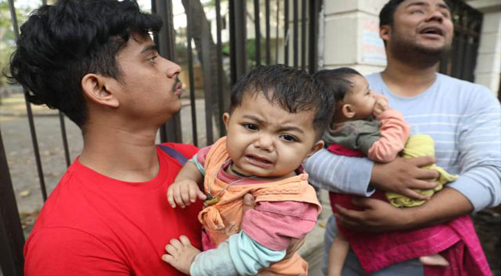মর্গের সামনে বাবার অপেক্ষায় কাওসারের যমজ সন্তান মর্গের সামনে বাবার অপেক্ষায় কাওসারের যমজ সন্তান