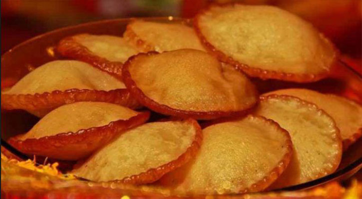 তেল পিঠা বানাবেন যেভাবে তেল পিঠা বানাবেন যেভাবে