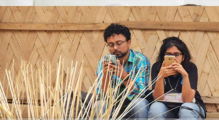 সম্পর্ক ভাঙার কারণ মোবাইল ফোন! সম্পর্ক ভাঙার কারণ মোবাইল ফোন!