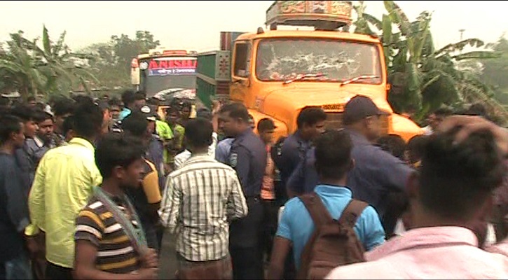 ট্রাকেই চাপা পড়ে প্রাণ গেল অন্য ট্রাক মালিকের