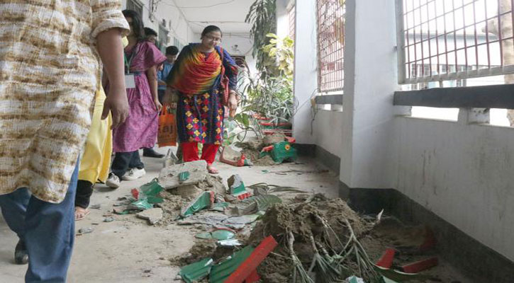 ছাত্রলীগের ভাঙচুর, আয়মান সাদিক অবরুদ্ধ