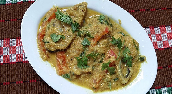 নারিকেল দুধে ইলিশ মাছের কোর্মা নারিকেল দুধে ইলিশ মাছের কোর্মা