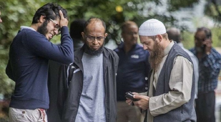 বন্দুকধারীর পাশে থেকেও যেভাবে বেঁচে যান আনোয়ার! বন্দুকধারীর পাশে থেকেও যেভাবে বেঁচে যান আনোয়ার!
