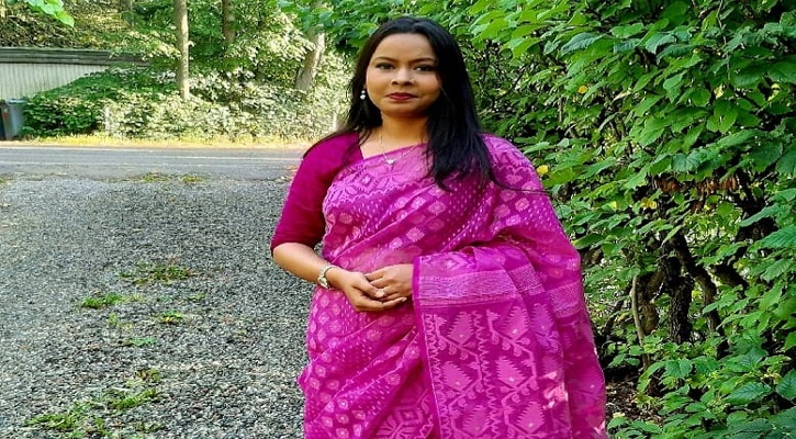 শাড়ি পরি ভালোলাগা থেকে, শরীরের ভাঁজ ফুটিয়ে তুলতে নয়। শাড়ি পরি ভালোলাগা থেকে, শরীরের ভাঁজ ফুটিয়ে তুলতে নয়।