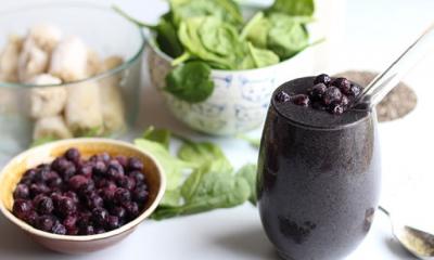 Blueberry and Spinach Superfood Green Smoothie