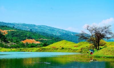 নীল রঙে রূপায়িত নীলাদ্রি লেক