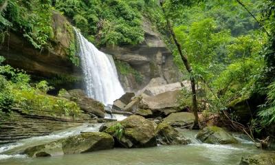 রোয়াংছড়িতে অবস্থিত একটি জলপ্রপাত তিনাপ সাইতার