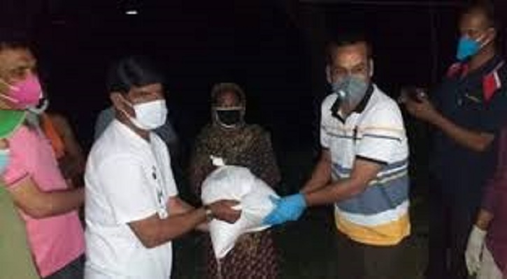 ডিসি রাতে পৌঁছে দিলেন খাবার! ডিসি রাতে পৌঁছে দিলেন খাবার!