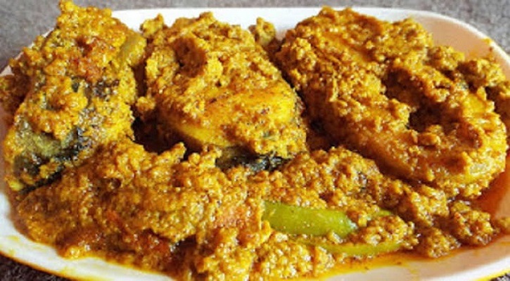 ভিন্ন স্বাদে হাতে মাখা কাতলা মাছের চচ্চড়ি ভিন্ন স্বাদে হাতে মাখা কাতলা মাছের চচ্চড়ি