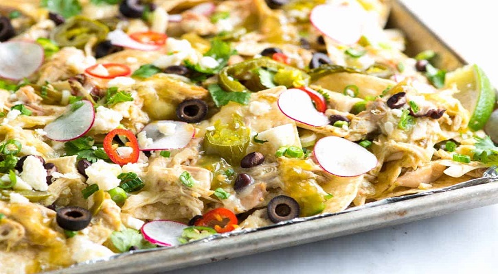 Roasted Salsa Verde Chicken Nachos