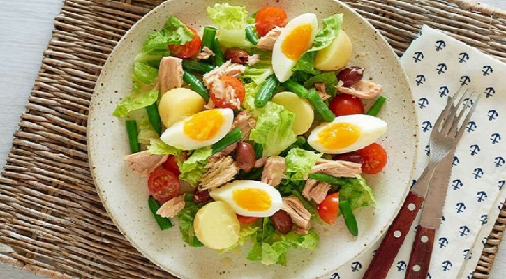 Healthy salad Niçoise