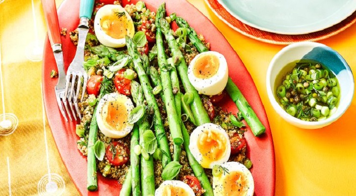 Quinoa with roast asparagus, eggs & capers