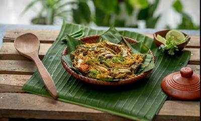 কলাপাতায় যেভাবে ছোট মাছের চচ্চড়ি রাঁধবেন