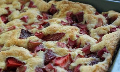Dessert Recipes - Strawberry and rhubarb cobbler